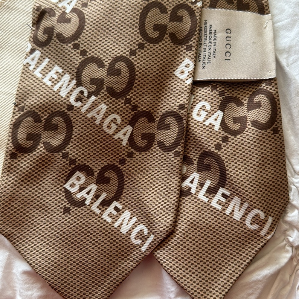 Gucci Beige Brown Logo Silk Scarf - Picture 4 of 4